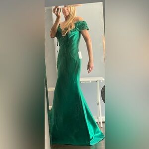 New Rina diMontella Emerald Green Off-Shoulder Mother of the Bride Gown
